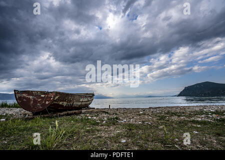 Ohridsee Landschaften und Boot gewaschen am Strand Stockfoto