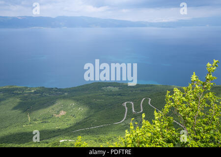 Ohridsee Landschaften und Boot gewaschen am Strand Stockfoto