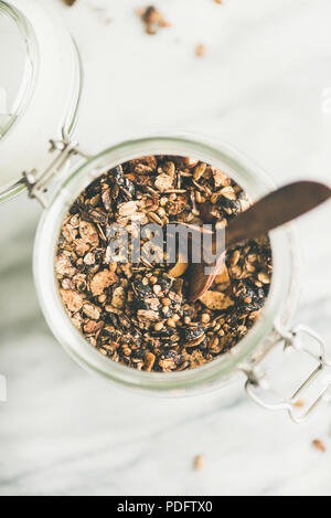 Buchweizen und Müsli mit Haselnüsse in Glas mit Löffel Stockfoto