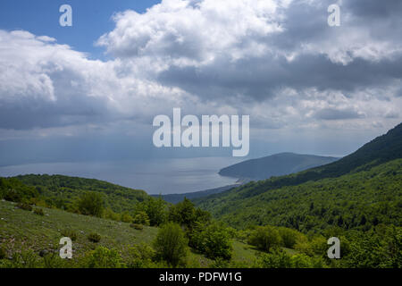 Ohridsee Landschaften und Boot gewaschen am Strand Stockfoto