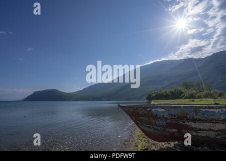 Ohridsee Landschaften und Boot gewaschen am Strand Stockfoto