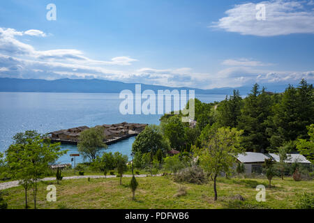 Ohridsee Landschaften und Boot gewaschen am Strand Stockfoto