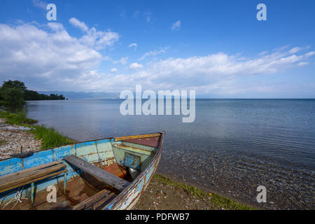 Ohridsee Landschaften und Boot gewaschen am Strand Stockfoto