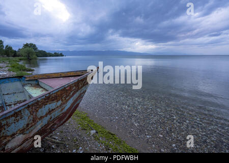 Ohridsee Landschaften und Boot gewaschen am Strand Stockfoto