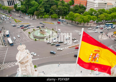 Plaza de la Cibeles und spanische Flagge schwenkten, Blick von der City Hall. Madrid, Spanien. Stockfoto