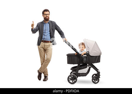 In voller Länge Porträt eines Vaters mit einem Baby in einem Kinderwagen sein Daumen halten auf weißem Hintergrund Stockfoto