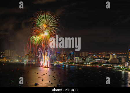 Wunderschönes Feuerwerk auf Bucht von Pattaya in Thailand. Stockfoto