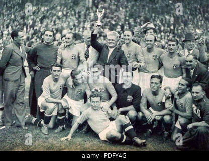 130 Finale de la Coupe du Monde 1938 à Nanterre (Frankreich), Le sélectionneur Pozzo brandit la 'Victoire ailée' Stockfoto