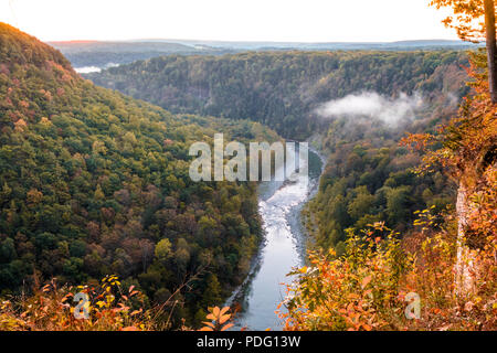 Majestätischen Wasserfällen entlang der Genesee River im Herbst in Letchworth State Park, NY, bei Sonnenaufgang Stockfoto