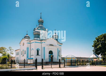 Dovsk, Region Gomel, Belarus. Blick auf die Kirche von der Fürsprache der Heiligen Jungfrau in sonniger Tag. Stockfoto