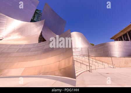 LOS ANGELES, Kalifornien, USA - 13. Juni, 2017: Walt Disney Concert Hall in der Innenstadt von Los Angeles, entworfen von Frank Gehry, der Heimat der Los Angeles Philha Stockfoto