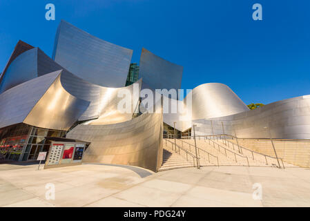 LOS ANGELES, Kalifornien, USA - 13. Juni, 2017: Walt Disney Concert Hall in der Innenstadt von Los Angeles, entworfen von Frank Gehry, der Heimat der Los Angeles Philha Stockfoto