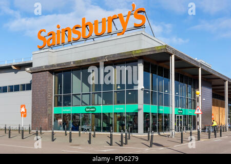Eine Filiale von Sainsbury's mit einem Specsavers opticions in King's Lynn, Norfolk. Stockfoto