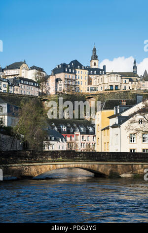 Ein Blick auf die alzette Fluss durch den Grund Viertel in der Stadt Luxemburg, Luxemburg, und die Ville Haute Viertel auf der Oberseite, highlightin Stockfoto