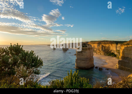 Ein Foto der zwölf Apostel, Port Campbell, das bei Sonnenuntergang im Sommer aufgenommen wurde Stockfoto