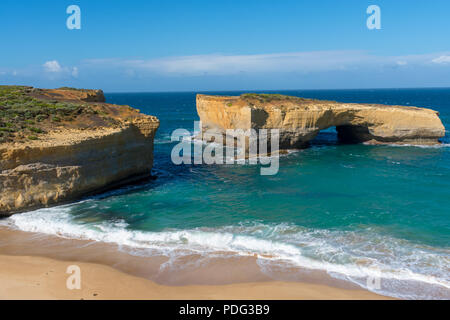 Ein Foto der Londoner Brücke auf der Great Ocean Road, das während eines Sommertags gemacht wurde Stockfoto