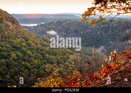 Majestätischen Wasserfällen entlang der Genesee River im Herbst in Letchworth State Park, NY, bei Sonnenaufgang Stockfoto