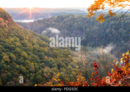 Majestätischen Wasserfällen entlang der Genesee River im Herbst in Letchworth State Park, NY, bei Sonnenaufgang Stockfoto