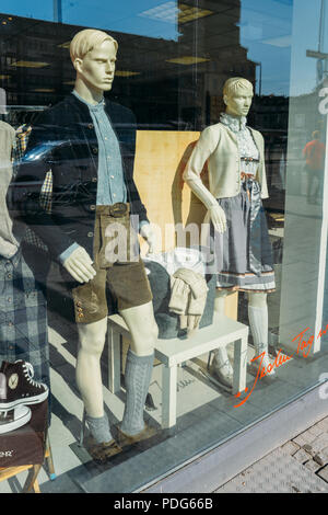 München, Deutschland - 28. Juli 2018: Traditionelle bayerische Kleidung auf einem Mannequin der Mann und die Frau in einem Schaufenster vorne Stockfoto