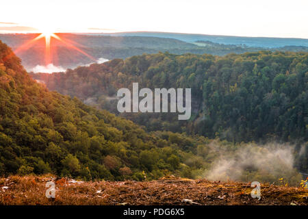 Majestätischen Wasserfällen entlang der Genesee River im Herbst in Letchworth State Park, NY, bei Sonnenaufgang Stockfoto