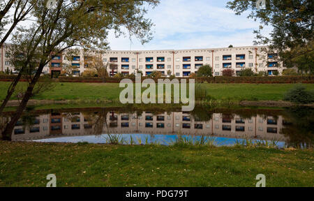 Innenhof mit Teich und nördlicher Randbebauung Stockfoto