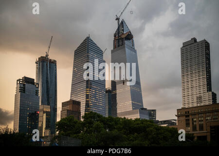 10 Hudson Yards, Mitte links, 30 Hudson Yards, Mitte rechts, und andere Entwicklung rund um die Hudson Yards in New York am Dienstag, 7. August 2018. (© Richard B. Levine) Stockfoto