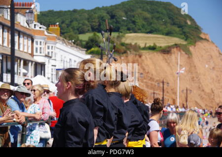 Peitsche die Katze Rapper und Verstopfen, Frauen Englisch Dance Team, ein Rapper Schwert Tanz in Sidmouth Folk Festival, East Devon, Großbritannien. August, 2018. Stockfoto