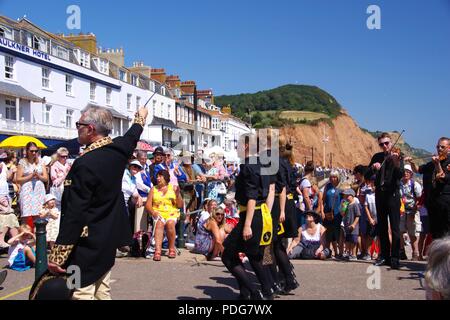 Peitsche die Katze Rapper und Verstopfen, Frauen Englisch Dance Team, ein Rapper Schwert Tanz in Sidmouth Folk Festival, East Devon, Großbritannien. August, 2018. Stockfoto