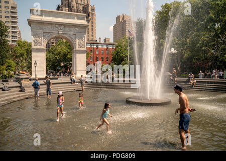 New Yorker und Besucher in der Brunnen im Washington Square Park in Greenwich Village in New York am Mittwoch, Frolic, 8. August 2018. Hohe Luftfeuchtigkeit und bratenen Temperaturen garantieren eine unbequeme Tag in New York als Wärme Beratung ist. Trotz der Stürme vorhergesagt durch Mittwoch abend die Hitze und die Feuchtigkeit wird den Rest der Woche bleiben. (Â© Richard B. Levine) Stockfoto