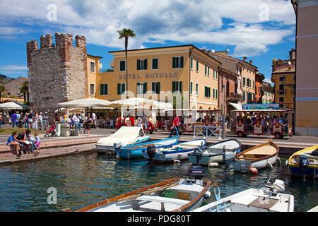 Fischerboote am Hafen, Turm Ruine einer Scaliger Turm, Bardolino, Provinz Verona, Gardasee, Lombardei, Italien Stockfoto