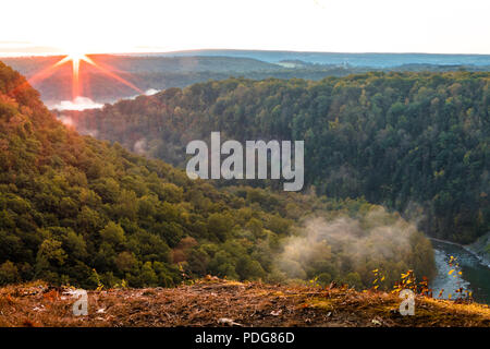 Majestätischen Wasserfällen entlang der Genesee River im Herbst in Letchworth State Park, NY, bei Sonnenaufgang Stockfoto