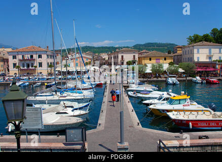 Pier und den Hafen von Bardolino, Provinz Verona, Gardasee, Lombardei, Italien Stockfoto