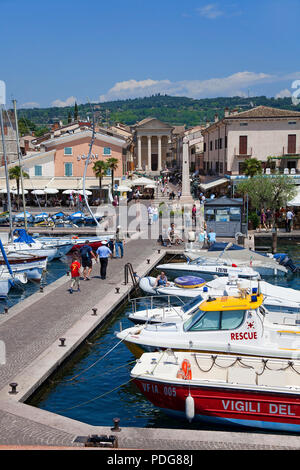 Pier und den Hafen von Bardolino, Provinz Verona, Gardasee, Lombardei, Italien Stockfoto