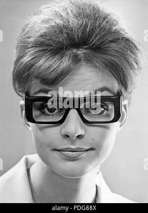 60er Jahre Brille. Eine junge Frau in Gläsern und Bögen 1963. Stockfoto