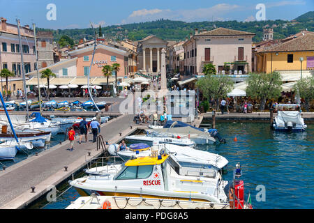 Pier und den Hafen von Bardolino, Provinz Verona, Gardasee, Lombardei, Italien Stockfoto