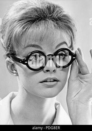 60er Jahre Brille. Eine junge Frau in Gläsern und Bögen 1963. Stockfoto