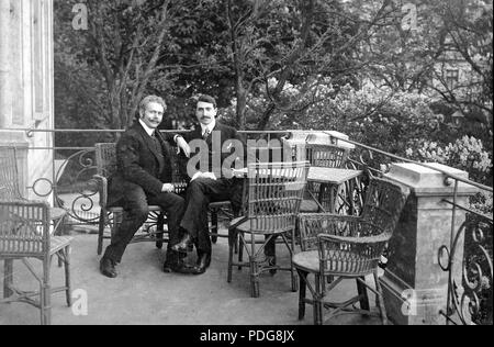 223 Männer, Garten, Gartenmöbel, Korbsessel, Blume, Frühling, Terrasse, Schnurrbart Fortepan 8179 Stockfoto