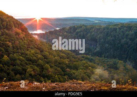 Majestätischen Wasserfällen entlang der Genesee River im Herbst in Letchworth State Park, NY, bei Sonnenaufgang Stockfoto