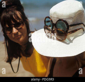 60er Jahre Brille. Sommer 69. Diese Jahre Modell von Sonnenbrillen und Accessoires. 1969 ref CV 26-1 Stockfoto