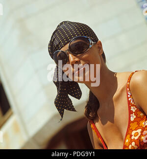 60er Jahre Brille. Sommer 69. Die junge weibliche Mode Model trägt diese Jahre Modell von Sonnenbrillen und Accessoires. 1969 ref CV 25-10 Stockfoto