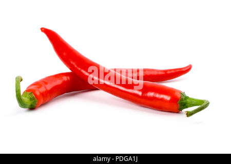 zwei rote chilly Peppers isoliert auf weißem Hintergrund Stockfoto