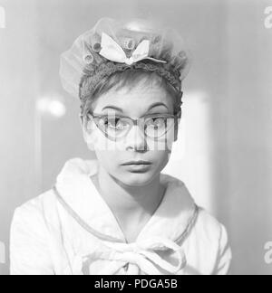 60er Jahre Brille. Eine junge Frau in Gläsern und Bogen, Januar 1961. Modelle name Monica Flodqvist Stockfoto