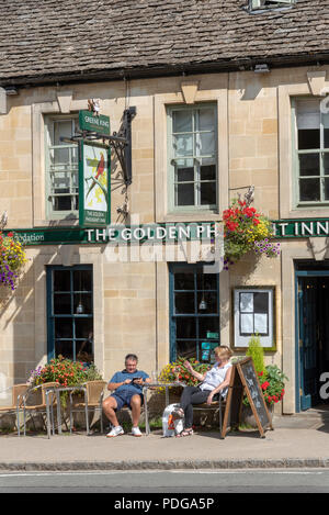 Witney, Oxfordshire, England, UK. Paar außerhalb eines Town Center Inn. Stockfoto