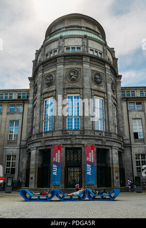 München, Deutschland - 28. Juli 2018: Fassade Eingang in das Deutsche Museum, Deutsches Museum, München, Deutschland, das weltweit größte Museum für Wissenschaft Stockfoto