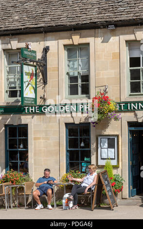 Witney, Oxfordshire, England, UK. Paar außerhalb eines Town Center Inn. Stockfoto