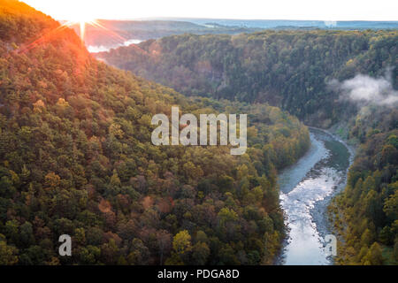 Majestätischen Wasserfällen entlang der Genesee River im Herbst in Letchworth State Park, NY, bei Sonnenaufgang Stockfoto