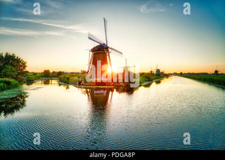 Luftaufnahme von traditionellen Windmühlen bei Sonnenuntergang in Kinderdijk, Niederlande. Dieses System der 19 Windmühlen wurde um 1740 erbaut und ist heute ein UNESCO herit Stockfoto