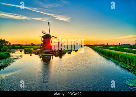 Luftaufnahme von traditionellen Windmühlen bei Sonnenuntergang in Kinderdijk, Niederlande. Dieses System der 19 Windmühlen wurde um 1740 erbaut und ist heute ein UNESCO herit Stockfoto