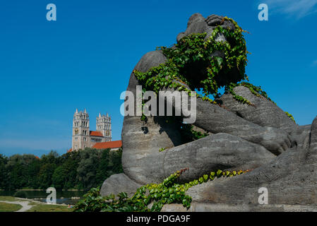 München, Deutschland - 28. Juli 2018: Statue auf Reichenbachbrucke Brücke mit Blick auf die St. Maximilian Kirche neben der Isar, München, Bayern, Deutschland Stockfoto