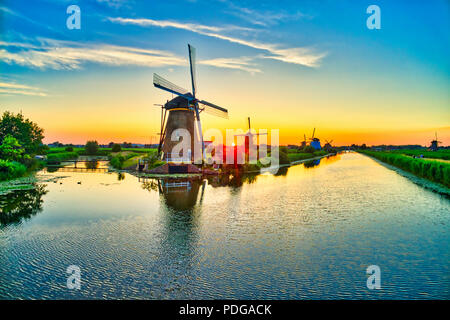 Luftaufnahme von traditionellen Windmühlen bei Sonnenuntergang in Kinderdijk, Niederlande. Dieses System der 19 Windmühlen wurde um 1740 erbaut und ist heute ein UNESCO herit Stockfoto
